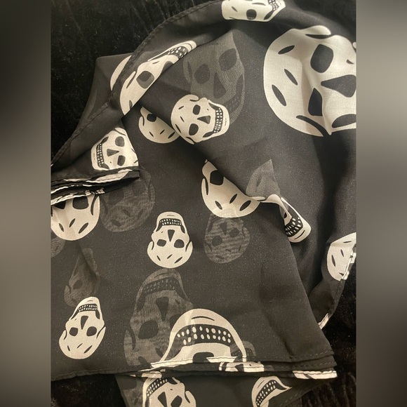 SHEER SKULLS ☠️ | Black & White Skull Print | Scarf (Brand New!) 💕✨ - Picture 9 of 12